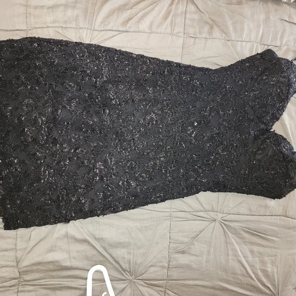 Dresses - Picture 3 of 6